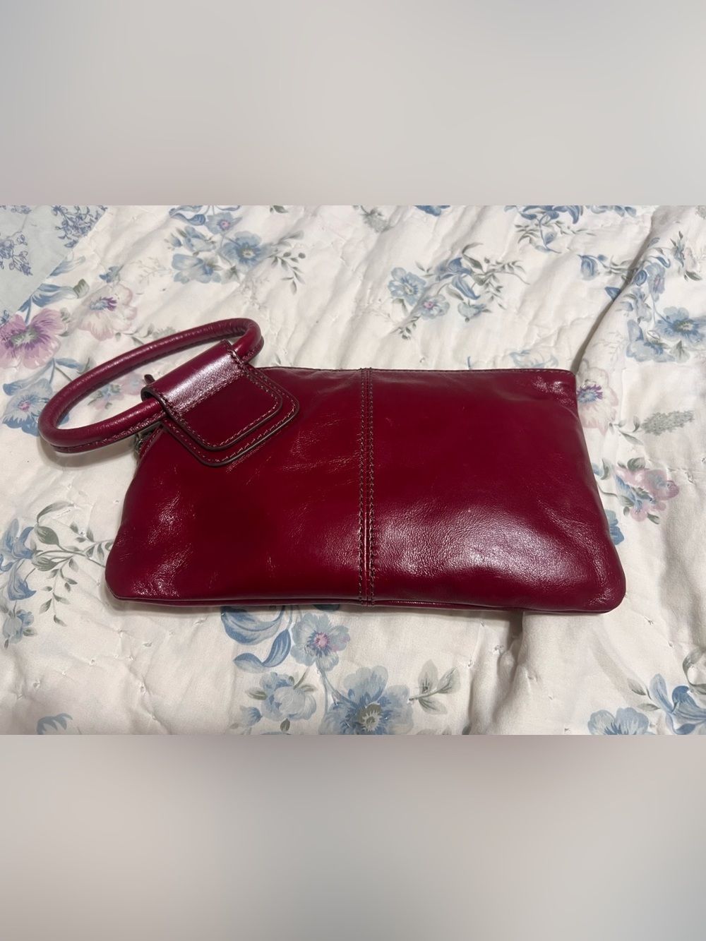 Hobo sable wristlet - dark red